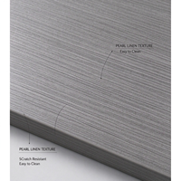 Porte intérieure sur mesure en composite grain de bois gris avec quincaillerie noire pour bâtiment résidentiel