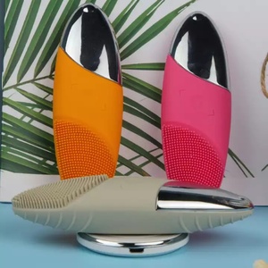 Brosse nettoyante faciale en silicone à charge sans fil, brosse de nettoyage imperméable pour les soins de la peau - Product Image 5