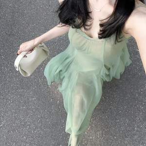 Vestido verde sin espalda de malla con tirantes, estilo acampanado, capa transparente, estilo vacaciones de verano, talla grande, cola capilla, largo hasta el suelo, con pedrería - Product Image 2