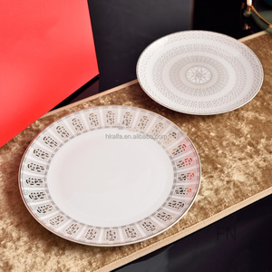 Service de vaisselle en porcelaine de luxe avec bordure dorée, assiettes à bordure dorée pour mariages et cadeaux - Product Image 5