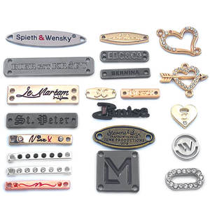 Muestra lavable de doble orificio Logotipo personalizado Rectángulo grabado Etiqueta de metal láser Etiquetas para ropa - Product Image 2