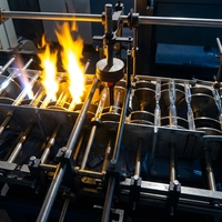 Machine de fabrication de tubes centrifuges en verre (machine de formage de tubes centrifuges en verre) capable de former des tubes centrifuges à partir de tubes en verre