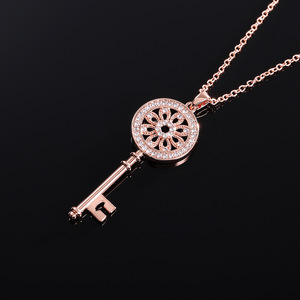 Collana con Ciondolo a Forma di Chiave in Oro Rosa con Cristalli e Strass, Catena a Maglia Quadrata, Gioiello Unisex Classico per Uso Quotidiano - Product Image 1
