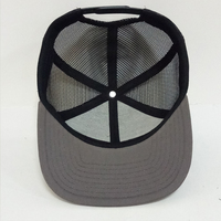 Casquette Trucker personnalisée à 7 panneaux, devant en sergé de coton, dos en maille, visière plate, patch en cuir avec logo imprimé, casquette réglable à fermeture snapback en plastique