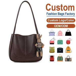 Bolso de Hombro de Cuero de Grano Completo Hecho a Mano – Diseño Minimalista Marrón Oscuro con Colgante de Conejo de Peluche - Una Combinación Armoniosa - Product Image 1