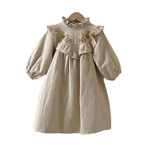 Vestido de princesa estilo occidental con volantes y bordados de encaje, inspirado en la moda coreana de otoño, para madres e hijas, ideal para nuevas madres. - Product Image 3