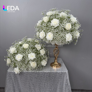 Boule de fleurs artificielles élégante LEDA, roses blanches et gypsophile, centre de table de mariage, bouquet floral pour réception de mariage et fête - Product Image 6