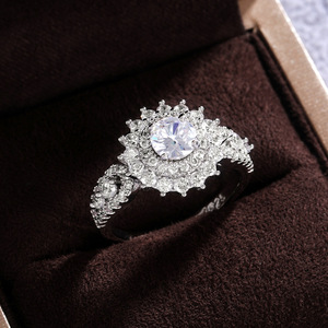 Anello Nuziale di Lusso per Donne, Elegante Gioiello Scintillante da Dito - Product Image 6