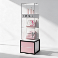 Meuble de présentation cosmétique en verre rose avec base noire, présentoir de maquillage étroit avec bande logo grise
