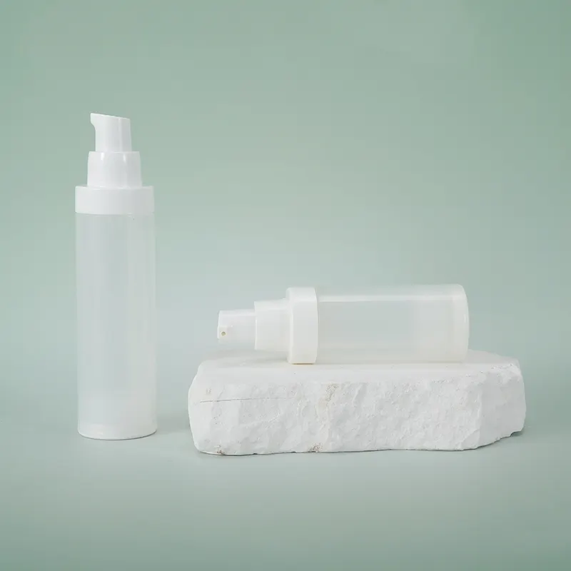नई डिजाइन पीपी स्पष्ट प्लास्टिक वायुहीन पंप बोतल सौंदर्य प्रसाधन पैकेजिंग बोतलें