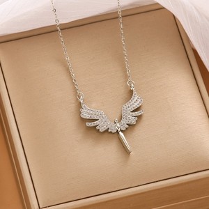 Collana con Ali d'<span class=keywords><strong>Angelo</strong></span> in Acciaio al Titanio, Placcata in Rame e Oro 18K, Ciondolo con Micro-Incastonature, Lusso Discreto - Product Image 1