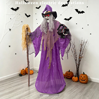 Sorcière d'Halloween vêtu d'une robe violette, tenant une balai lumineux et oscillant, décoration pour maison hantée et pièce secrète