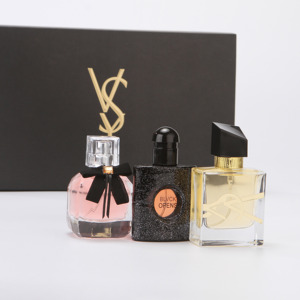 Set di 3 Miniature di Profumo in Confezione Regalo Nera con Collana di Perle Dorate Iconica per le Festività Lunga Durata - Product Image 5