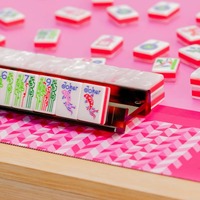 Ensemble de Mahjong en Acrylique Blanc Nacré Commémoratif Américain de Luxe Personnalisé avec Motifs – Jeu de Table Élégant, Cadeau Idéal pour le Casino et les Jeux d'Aubaine