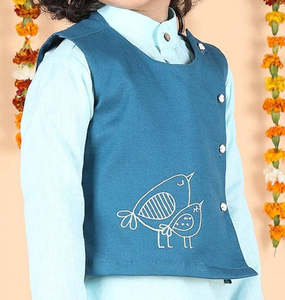 เด็กชายตัวเล็กแสนสุขในชุดพื้นเมืองอินเดีย นั่งบนเก้าอี้พร้อมพวงมาลัยดอกไม้ ฉากหลังเป็นภาพถ่ายงานรื่นเริงที่กำลังยิ้มแย้ม - Product Image 4