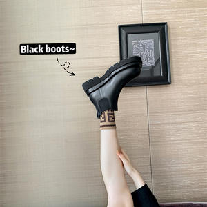 Botines Chelsea de Tacón Medio con Plataforma Gruesa Estilo Británico para Mujer, Marca Grape Mom, Color Humo - Product Image 3