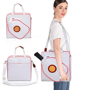 Bolsa de Tenis Acolchada Blanca Termoformada con Ribete Rojo y Cierre de Cremallera, Estilo Casual, Resistente al Agua, Precio de Fábrica al por Mayor - Product Image 4