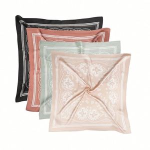 ผ้าคาดผมซาตินคุณภาพสูงแบบกำหนดเอง ผ้าพันผมไหมโพลีเอสเตอร์คอตตอนพิมพ์ลายดิจิทัล ผ้าพันคอสี่เหลี่ยมสำหรับโปรโมชั่น ผ้าเช็ดหน้าพร้อมโลโก้ - Product Image 1