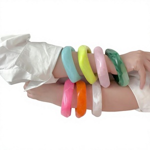 Ensemble de bracelets classiques uniques en résine acrylique hexagonale, multicolores, design tendance unisexe, bijoux de mariage pour femme - Product Image 5