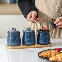 Bocaux à épices en céramique pour la cuisine, avec couvercles, cuillères, plateaux en bambou et récipients pour le stockage des épices.