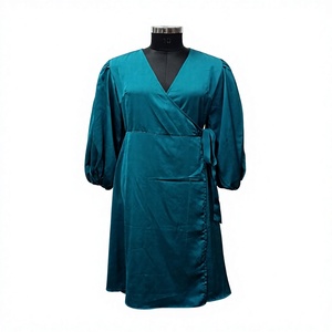 Vestido midi cruzado de satén verde azulado con cuello en V, manga abullonada, corte holgado y cinturón, ideal para fiestas o uso casual. - Product Image 1