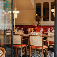 Ensembles de meubles commerciaux de luxe modernes pour la restauration, tables en bois personnalisées pour cafés et salons de thé, chaises en rotin avec coussins en PU pour hôtels