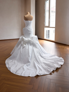 Robe de mariée sirène en satin torsadé, sans bretelles, col en V, avec volants 3D en roses, traîne chapelle, moderne, de luxe, sur mesure, pour cérémonie religieuse ou fuite enregistrée - Product Image 5