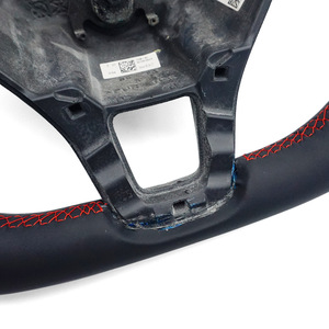 Volante VW <span class=keywords><strong>Polo</strong></span> con Franja Central Roja, Cuero Perforado, Forma de D, Base Plana, Deportivo, Costuras Mejoradas, Repuesto - Product Image 4