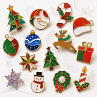 Pin de Navidad Personalizado de Aleación de Zinc con Esmalte Duro, Bañado en Oro, Revestimiento Metálico Arenado, Técnica de Texturización Troquelada de Precisión