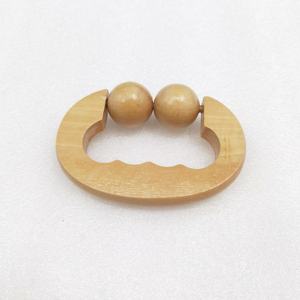 Massaggiatore portatile in legno con rullo anticellulite strumenti per bastoncini Mini massaggiatore a forma di mano con sfera di legno - Product Image 2