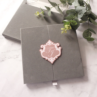 Invitation de mariage en daim de velours à couverture rigide pliable de porte de luxe avec boucle d'étiquette en acrylique rose RSVP Détails Enveloppe de poche pour carte