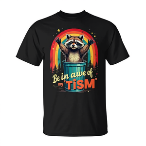 Camiseta Be In Awe Of My Tism con diseño de mapache arcoíris para concienciación sobre el autismo - Product Image 2
