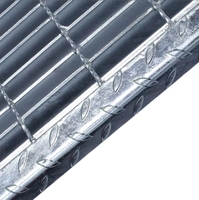 Marches d'escalier en grille soudée industrielle à faible entretien, en acier galvanisé, pour extérieur, avec fixation par boulons pour la sécurité