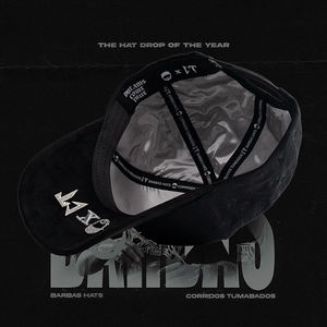 Disponibile all'ingrosso Cappello trucker in camoscio a 5 pannelli con visiera larga, con strass e logo in metallo X Corridos Tumbados X Ct - Product Image 3