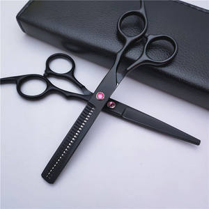 กรรไกรตัดผมสีดำแบบมืออาชีพ ขนาด 6 นิ้ว ทำจากสแตนเลสสตีล พร้อมดีเทลประดับอัญมณี สำหรับใช้ในร้านเสริมสวย - Product Image 3