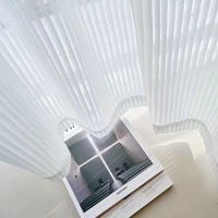 Stores vénitiens verticaux avec voilages intégrés, écrans de fenêtre en gaze fine blanche, tissu de rideau fini, minimalisme moderne