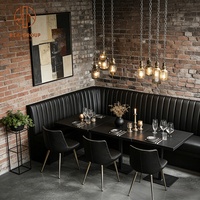 Ensemble de chaises de banquettes industrielles droites en cuir noir avec table en marbre et structure en bois pour café, restaurant, hôtel, mobilier commercial