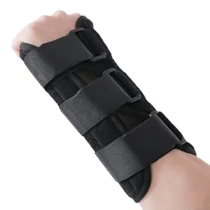 带软泡沫手腕夹板的可调手腕支架，用于扭伤支撑