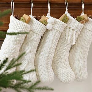 Grands chaussettes de Noël en acrylique tricoté 100 % écologiques, décoratives, à suspendre, sacs cadeaux - Product Image 3