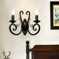 Lampu Dinding LED Dua Lilin Vintage Hitam dengan Ukiran Besi Gaya Eropa Retro Rustic untuk Dekorasi Ruang Tamu Rumah.