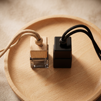 Diffuseur de parfum carré en verre pour voiture avec bouchon à vis en bois et cordon de suspension – Décoration intérieure de véhicule, cadeau