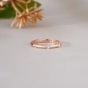 Anillo de Oro Rosa con Diamantes para Mujer, Minimalista, con Tres Piedras, Apilable, para Aniversario de Bodas - Product Image 5
