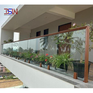 Sistema de Barandilla de Vidrio para Balcón con Pilares Verticales que Soportan Escaleras y Terrazas en Arquitectura Residencial - Product Image 1