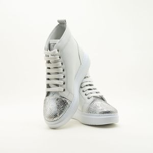 รองเท้าผ้าใบผู้หญิงข้อจำกัดรุ่น High-Top หนังสีขาวพร้อมหมวกหุ้มนิ้วเท้าสีเงินทรงหนาและมีสไตล์ด้วยพื้นรองเท้าแพลตฟอร์ม - Product Image 5