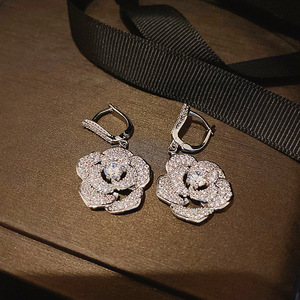 Orecchini a Fiore di Camelia per Donne, Eleganti Accessori Floreali per Uso Quotidiano, Outfit Casual e Regalo - Product Image 5