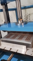 Máquina de prensado hidráulico de cobre para aplanar tubos de calor y disipadores de calor con aletas biseladas para centros de datos y energía informática