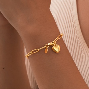 สร้อยข้อมือแฟชั่นประดับจี้รูปหัวใจชุบทองบนสแตนเลสสำหรับผู้หญิง - Product Image 6