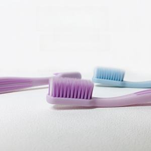 Vente en gros de 2 brosses à dents jetables en plastique <span class=keywords><strong>ultra</strong></span>-douces pour un usage domestique, colorées - Product Image 4