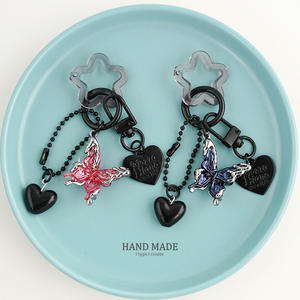 Mengda nouvelle version coréenne <span class=keywords><strong>de</strong></span> l'élément <span class=keywords><strong>de</strong></span> dés Red Love Small perlé alliage clé décoration boucle pendentif sac pendentif en gros - Product Image 2