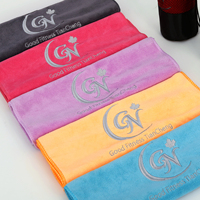Vente en gros de serviettes à séchage rapide pour salon de beauté lot de serviettes de spa noires avec logo personnalisé avec broderie et gravure au laser logos